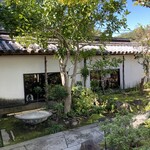 郷屋敷 - 庭からカフェの窓が見えます♪