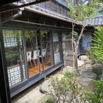郷屋敷 - お庭も素敵、田舎の祖母の家を思い出しました。