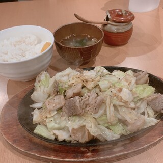 辛味噌鉄板 すたみな亭 - 料理写真:カルビー+ホルモン 並 1,080円、ご飯セット +200円