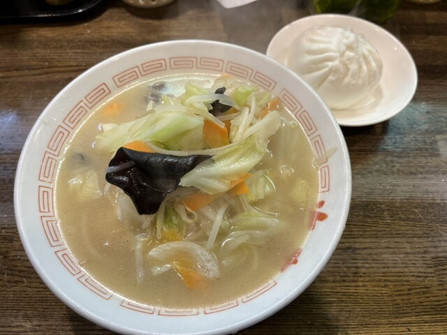光来 タンメン 750円、豚まん 150円
