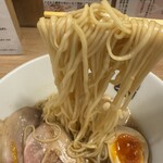中華そば 髙野 - 三河屋製麺の細麺、啜り心地サイコーです。卵はビジュ良しなのだが今回は普通でした。