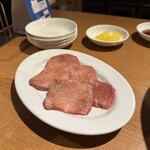炭火焼肉ホルモン まるは - 