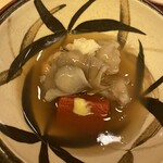 山玄茶 - アツアツの煮物、赤蒟蒻、舞茸、がんもどき
      