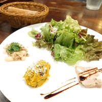 クッチーナ イタリアーナ アリア 六本木 - 前菜３種盛り合わせ、サラダ、ブレッド