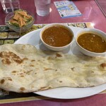 NAINA - キーマカレー〔激辛：左〕と日替り〔豆チキン〕カレー〔右〕とナンとサラダ