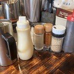 ジュゲム - ジョッキのお冷やと調味料など