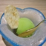 Matsuka Kaiseki Ryouri - 最後のデザートは抹茶のアイスクリーム、塩味の薄焼きせんべいが添えられてます。
                      