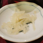 Kinasa - かつ丼定食（漬物、2014年4月）