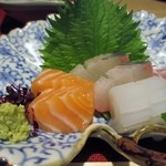 Matsuka Kaiseki Ryouri - お刺身は玄界灘の新鮮な魚を使った４種盛りです。
                      
                      