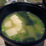 Matsuka Kaiseki Ryouri - 御膳を眺めてるとお味噌汁とご飯が運ばれてきました、御膳の味噌汁はワカメと豆腐のお味噌汁です。
                      