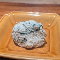 豊後もん 江とう - 白和え。米味噌や茶葉を加えた白和え。
                  滑らかなのは勿論のこと、粘度が高くてクリーミー。胡麻の香りが豊かですが、米味噌の柔らかなコクと甘みもあって、丸く包まれています。