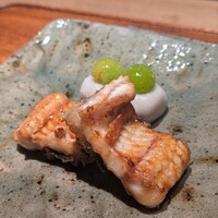 豊後もん 江とう - 海鰻。栄養価の高い自然のエサを食べて育った海鰻。蒸しの工程を省くことで、皮目はパリッとジューシーで、身はコラーゲン質あるむっちり引き締まった、だけれど柔らかな肉厚感。