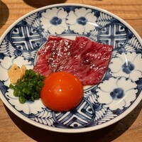 和牛料理 一石三鳥 - サーロインユッケ(甘くて卵との相性も抜群。お肉2切れに卵1つは贅沢)