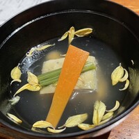 神楽坂 坂の花 - 牡蠣真丈菊花吉野椀。