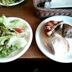 カフェ ソース - パンバイキング
            パンと、サラダ☆
            