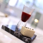 クイントカント - フォアグラのウェハース＆ビーツのカルド☆ 別角度で☆