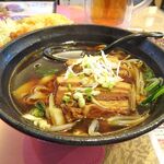 四川厨房 随苑 - 角煮刀削麺800円（鶏唐揚げ３個、炒飯、麻婆豆腐ほか、食べ放題）