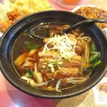 四川厨房 随苑 - 角煮刀削麺800円（鶏唐揚げ３個、炒飯、麻婆豆腐ほか、食べ放題）