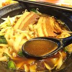 四川厨房 随苑 - 角煮刀削麺800円（鶏唐揚げ３個、炒飯、麻婆豆腐ほか、食べ放題）