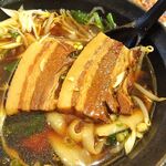 四川厨房 随苑 淡路町店 - 角煮刀削麺800円（鶏唐揚げ３個、炒飯、麻婆豆腐ほか、食べ放題）