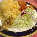 四川厨房 随苑 - 角煮刀削麺800円（鶏唐揚げ３個、炒飯、麻婆豆腐ほか、食べ放題）