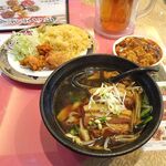 四川厨房 随苑 - 角煮刀削麺800円（鶏唐揚げ３個、炒飯、麻婆豆腐ほか、食べ放題）