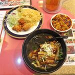 四川厨房 随苑 淡路町店 - 角煮刀削麺800円（鶏唐揚げ３個、炒飯、麻婆豆腐ほか、食べ放題）