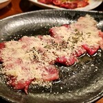 炭火でいろいろ焼いてくれや - 塩カルビチーズのせ
