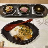 くずし割烹 天ぷら竹の庵 東銀座店 - 前菜3種と生豆腐。左側の前菜には松茸が。小さくカットされているけれど、ちゃ〜んと松茸の味がして美味しかったです。