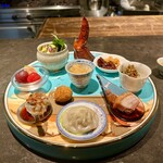 仁修樓 - 前菜盛り合わせ　クラゲ　手羽のロースト　ナッツ　蒸し鶏　豚バラのロースト　上海蟹雌の小籠包　上海蟹雄のコロッケ　猪肉の焼売　トマト、白菜、ピオーネの甘酢漬け　上海蟹の紹興酒漬け