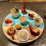 仁修樓 - 前菜盛り合わせ　クラゲ　手羽のロースト　ナッツ　蒸し鶏　豚バラのロースト　上海蟹雌の小籠包　上海蟹雄のコロッケ　猪肉の焼売　トマト、白菜、ピオーネの甘酢漬け　上海蟹の紹興酒漬け