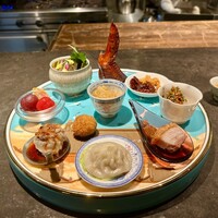 仁修樓 - 前菜盛り合わせ　クラゲ　手羽のロースト　ナッツ　蒸し鶏　豚バラのロースト　上海蟹雌の小籠包　上海蟹雄のコロッケ　猪肉の焼売　トマト、白菜、ピオーネの甘酢漬け　上海蟹の紹興酒漬け