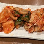焼肉翔苑 六甲店 - キムチ盛り合わせボリューム大