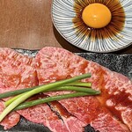 焼肉翔苑 - みすじはネギを巻いて玉子タレでいただきます