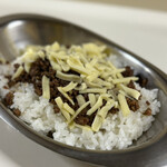 かれーの店 うどん  - スパイシーひき肉・チーズ