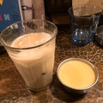 タイニーカフェ - アイスチャイ、プリン