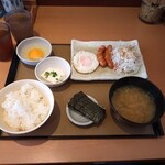 やよい軒 - エッグ＆ウインナー朝食、生玉子