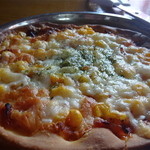 ピザ ミッシェル - トマトソース、サラミ、コーン、ハム、チーズ