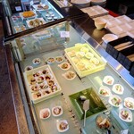 tapan - 小鉢と奥はデザート