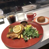 リオ・ブルーイング・コー ビストロアンドガーデン 東京ミッドタウン - ランチ　ひな鳥もも肉のロースト　自家製デュカスパイス@1,200 ブリオッシュ、フリードリンク付き
