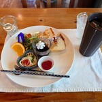 ママキッチン - 料理写真:●アイスコーヒー（モーニングサービス付き）580円

を注文している

少しコーヒーの価格が高めだなあ
とは思っていたけれど、、、

これはシッカリと作られている
モーニングサービスだったよねえ♪