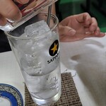 埼玉屋食堂 - 焼酎入れ方にコツあり