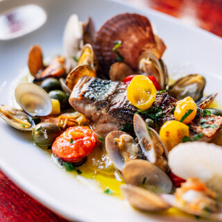 人気の旬の鮮魚のアクアパッツァ