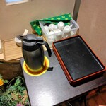 四季の食膳 おがた - 1階の入ってすぐのところにあるセルフコーヒーのスペース。コーヒーカップが小さすぎる難はあるが、この価格なら大変嬉しい。