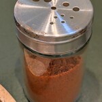 シュラスコ＆熟成肉 個室バル 天の川 - 卓上の一味唐辛子