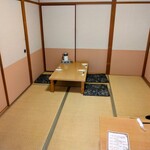 四季の食膳 おがた - 我々が通された2階のスペース。4人テーブルが一部屋に2つ。最後までもう一組は来なかった。