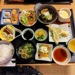 四季の食膳 おがた - 左上からポテトサラダ、卵焼き、押し寿司、海老煮物、ミニサラダ、茄子揚げ浸し、茶碗蒸し、二番目は鰹のたたき、鯛の刺身、コーヒーゼリー、お新香、天麩羅(海老、カボチャ、茄子)、下段中央から揚げ南蛮