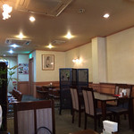レストラン ミクニ - 歴史ある落ち着いた雰囲気の店内