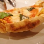 港町バル　ベヴィトリーチェ - モッツァレラチーズのピッツァ。
