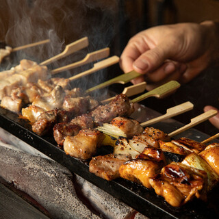 職人技が光る絶品炭火焼き！焼き鳥片手に楽しいひとときを♪